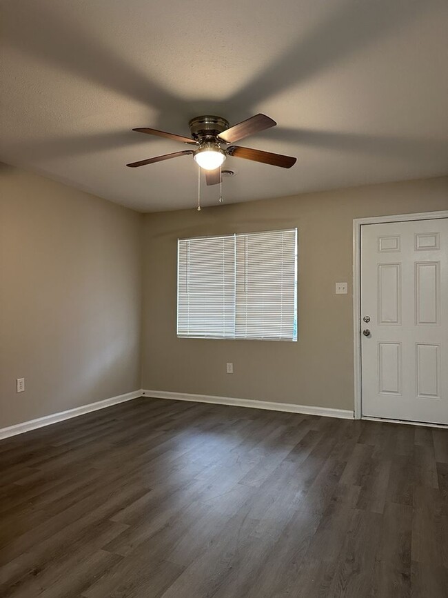 Building Photo - Newly Renovated 3 bedroom is waiting for you!