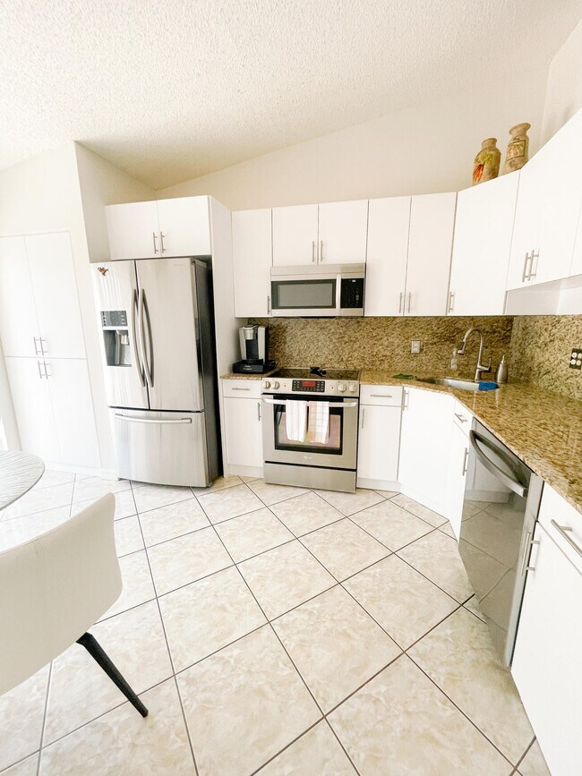 Building Photo - 5625 Biscayne Dr