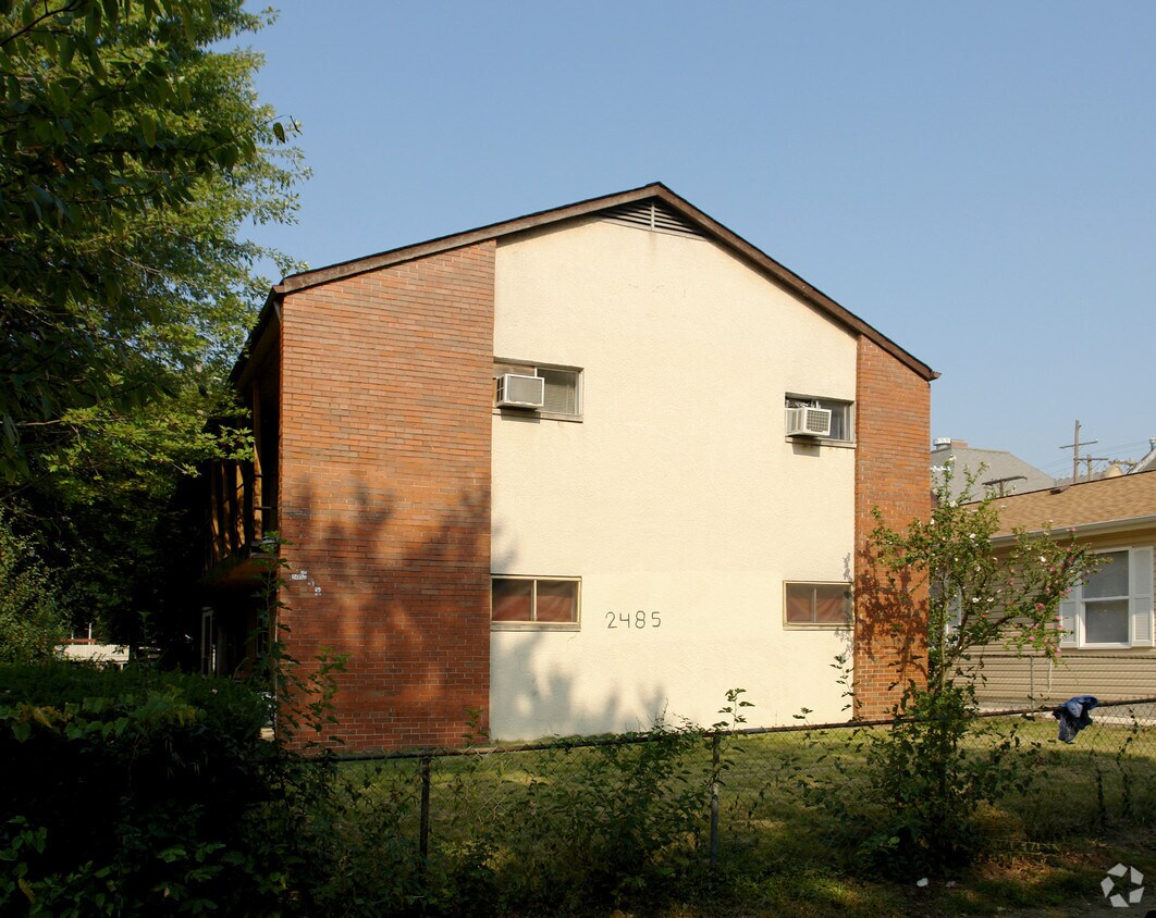 Foto del edificio - 2485 Deming Ave