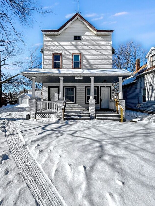 Foto principal - Charming 2BR Duplex with Modern Comforts a...