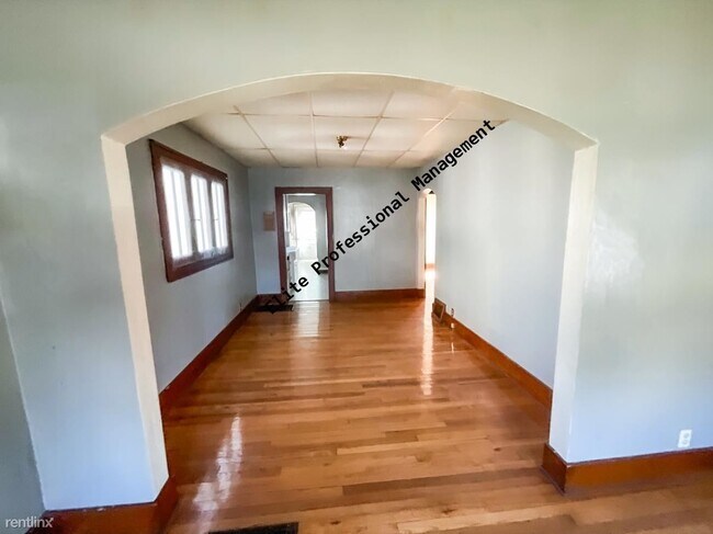 Foto del edificio - 2 br, 1 bath Triplex - 216 N Saginaw St Un...