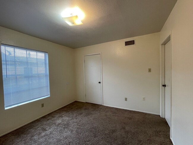 Foto del edificio - 8840 Glen Meadow Ln