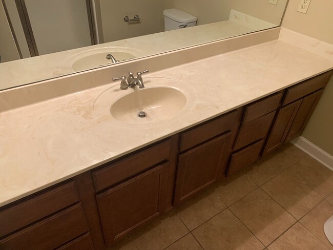 Building Photo - 2 Bedroom/2 Bathroom in a great location!!