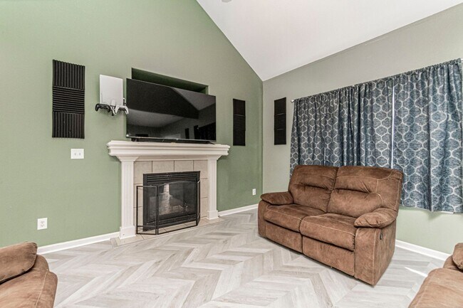 Foto del edificio - Please View the 3D Virtual Walk Through Before Scheduling a Showing!