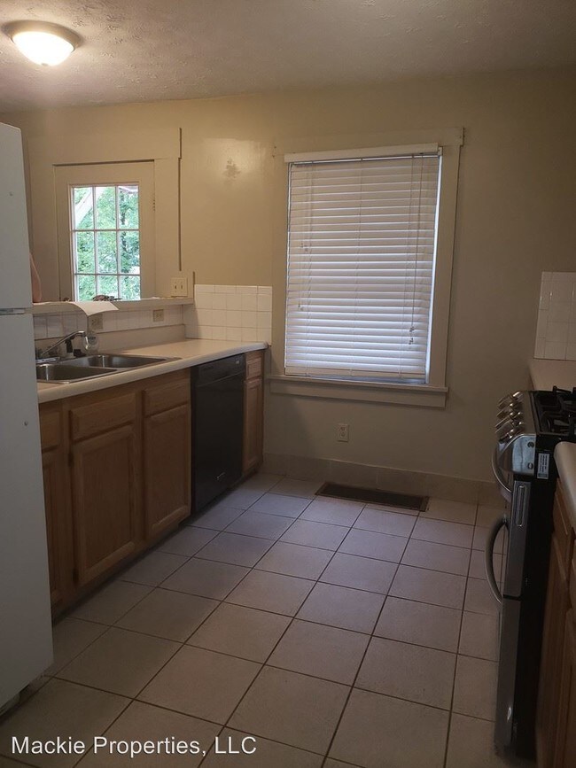 Building Photo - 4 br, 2 bath House - 106 South Clark Street