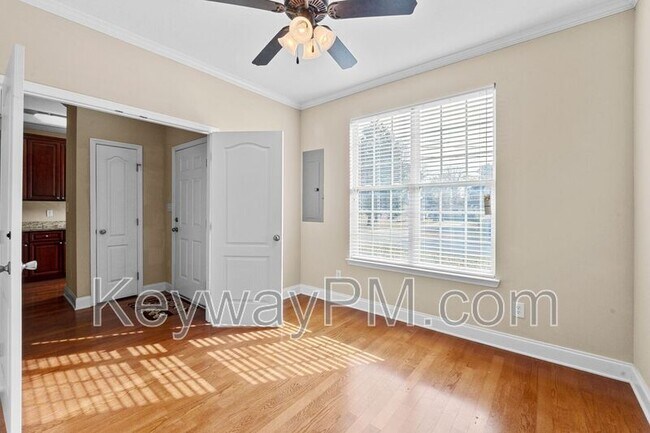 Building Photo - 1241 Roy St