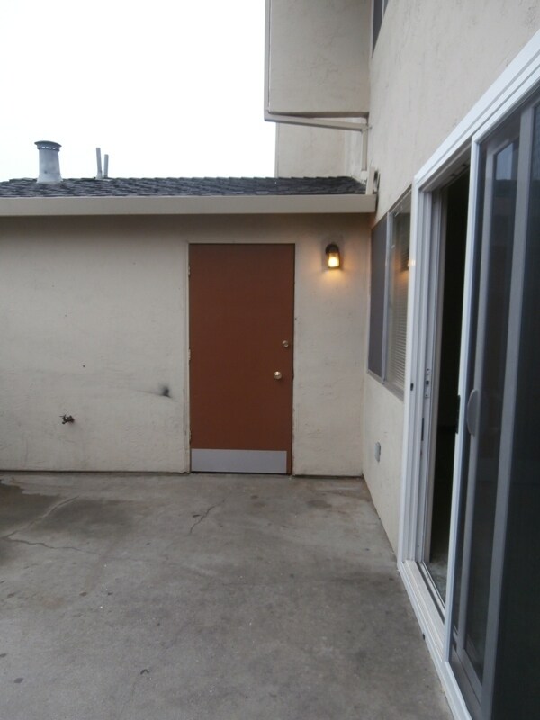 Building Photo - 4 Bedroom 1.5 Bathroom Townhouse (Acceptin...