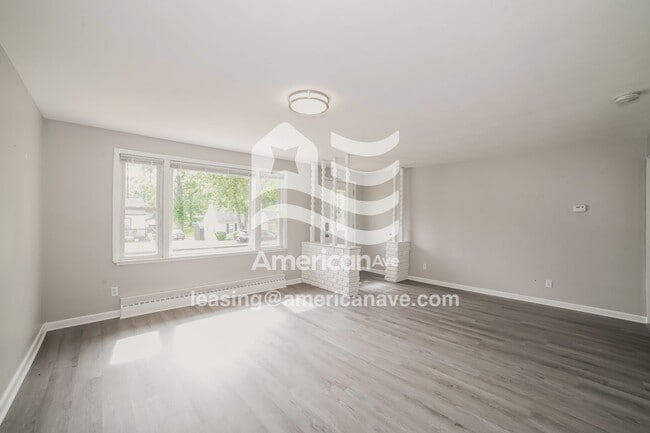 Building Photo - 2221 N Northcrest Dr