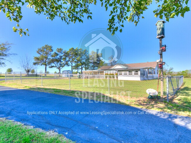 Building Photo - Country Living At its Finest! This Norman ...
