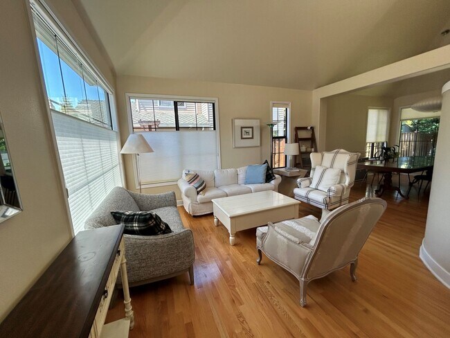 Foto del edificio - Lake Oswego- Beautiful Light-Filled Home w...