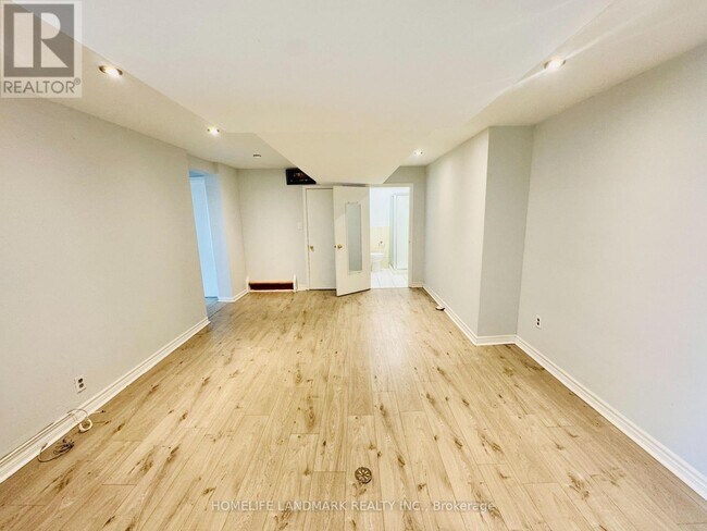 Photo du bâtiment - 272 Essex Ave