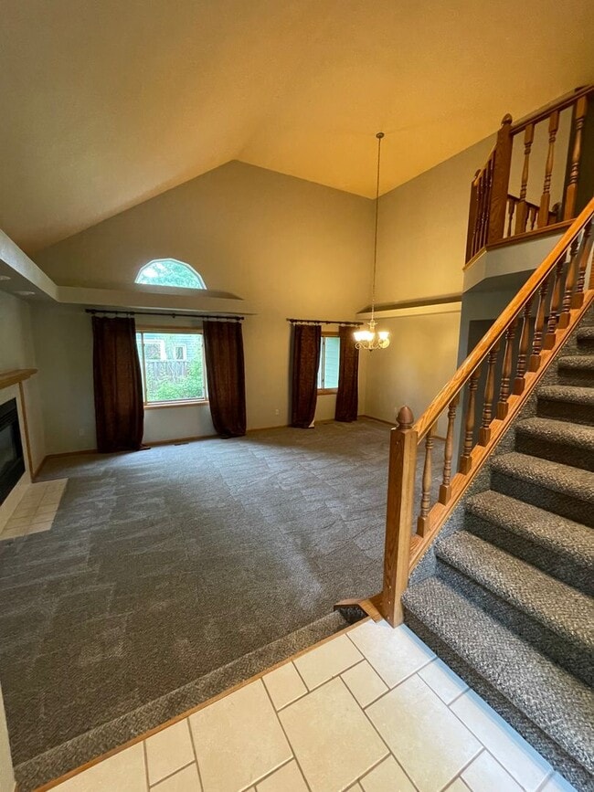 Building Photo - 1112 White Oak Court