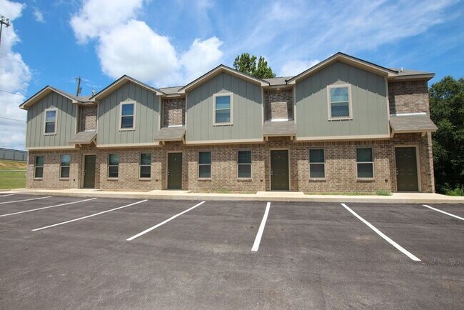 Foto del edificio - 2-Bedroom Townhouse for Rent in the Heart ...
