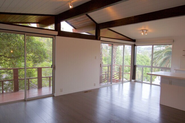Foto del edificio - CALL TO BOOK!! Historic & Remodeled 2-Bedr...