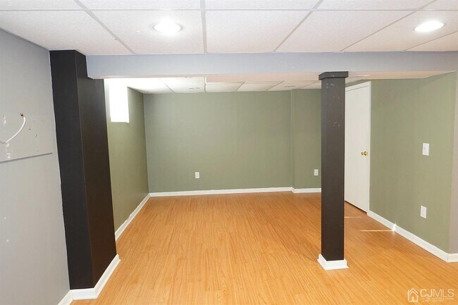 Building Photo - 11 Tamarack Rd