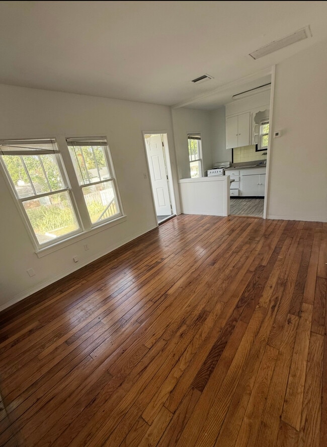 Building Photo - 810-812 NE 4th St