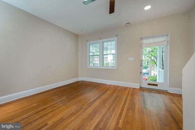 Sala de estar - 406 Delafield Pl NW