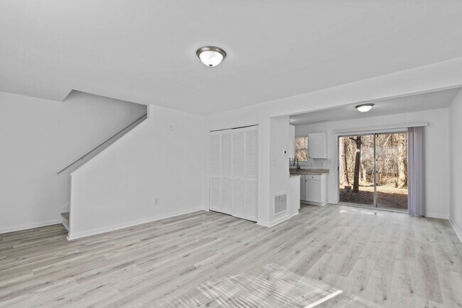 Foto del edificio - 608 Hilltop Dr