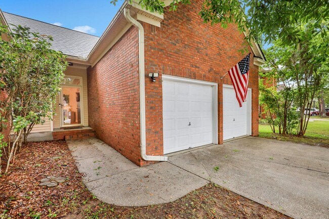 Building Photo - Newly Renovated 3 Bedroom  in Village Gree...