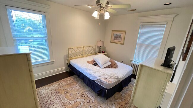 apto 4 - 585 W Ferry St