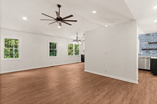 Foto del edificio - 198 Mistwood Ln