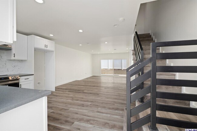 Building Photo - 707 E Orange Grove Ave