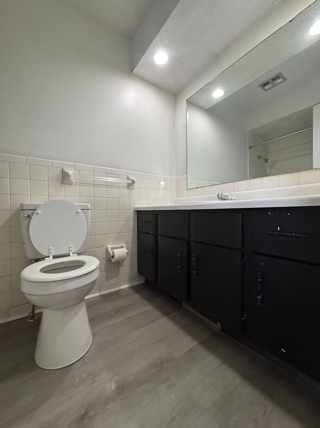 Building Photo - Come see this 1 bedroom 1 bathroom recentl...