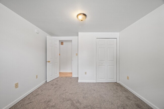 Building Photo - 634 Ellington Ave