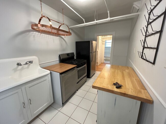 Building Photo - Look at this adorable 2 BR and 1 Bath cond...