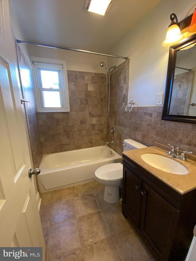 Foto del edificio - 5715 Simmonds Ave