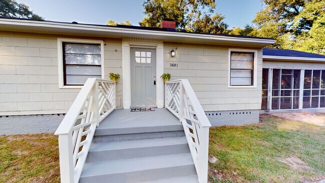 Foto del edificio - 2 acres in Millbrook w/ large screened in ...