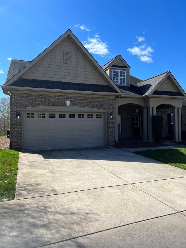 Foto del edificio - 2237 Glenkirk Drive - Contact Todd at 336-...