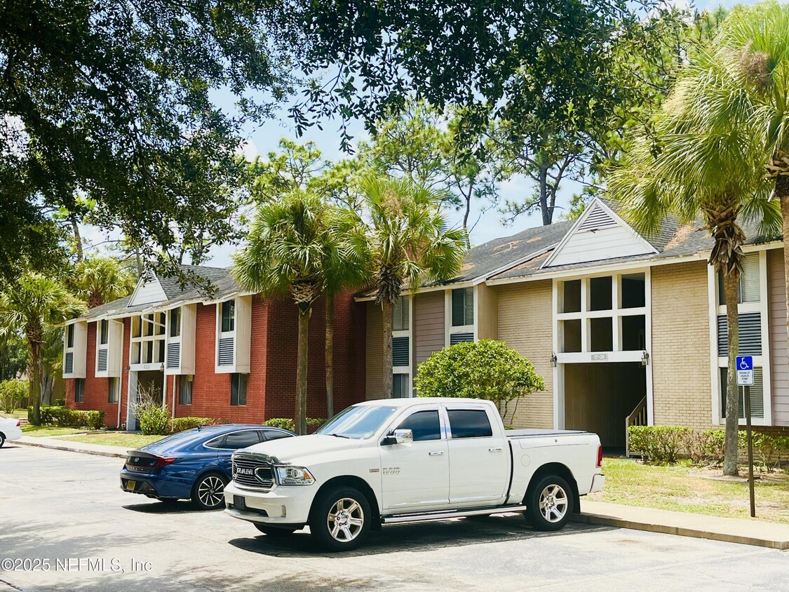 Foto principal - 8880 Old Kings Rd S