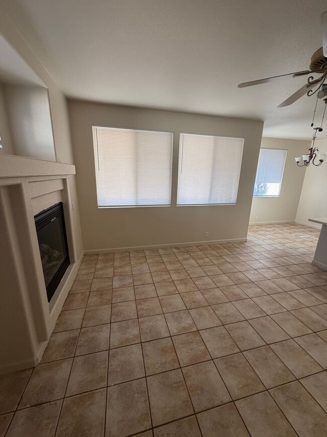 Foto del edificio - 4 bedroom 2 bath house for rent