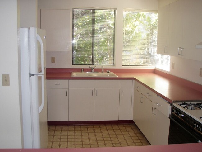 Building Photo - 651 Brizzolara #2