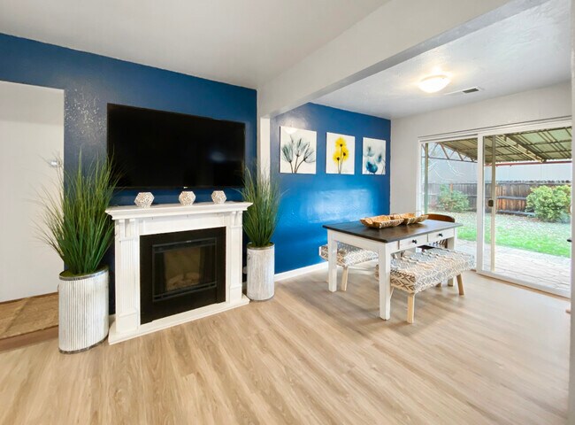 Dining area - 1302 Ross Ln N