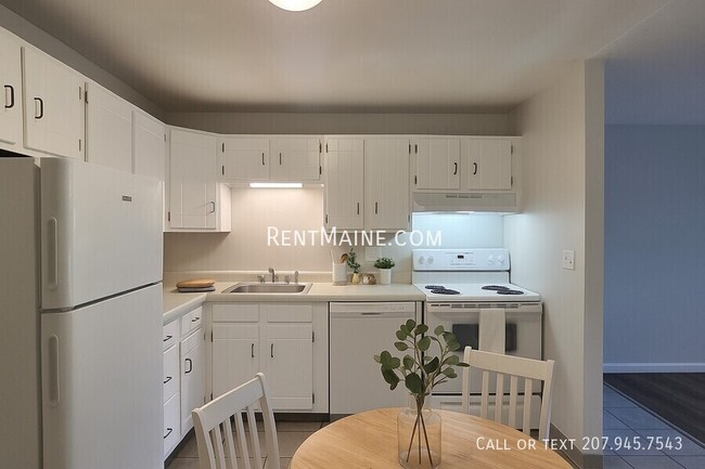 Building Photo - 10 Tall Pines Dr