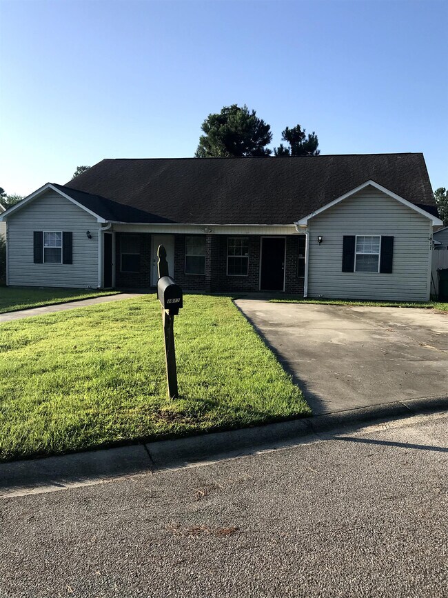 Building Photo - 1817 Barberry Dr