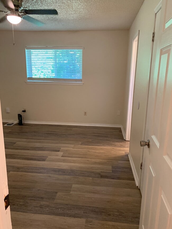 Building Photo - 504 Woods Dr