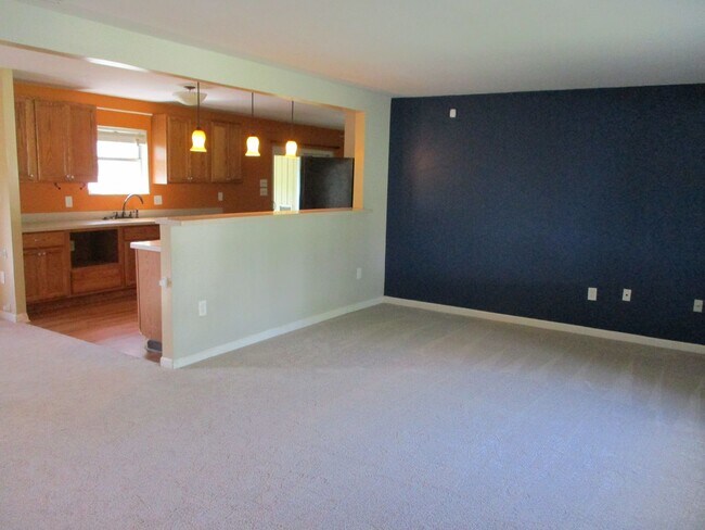 Building Photo - Fantastic Tri-Level 4 Bedroom/2.5 Bath Hom...