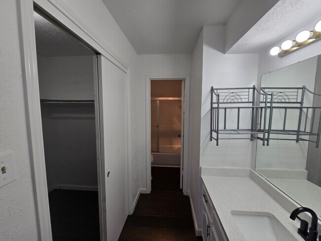 Foto del edificio - 2105 E Collins Blvd