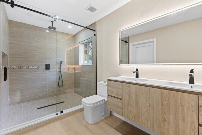 Foto del edificio - 16859 Crestview Ln