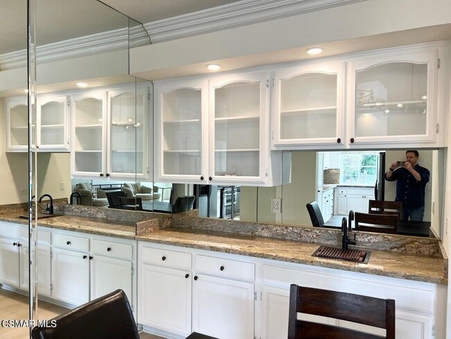 Foto del edificio - 3121 E Hillcrest Dr