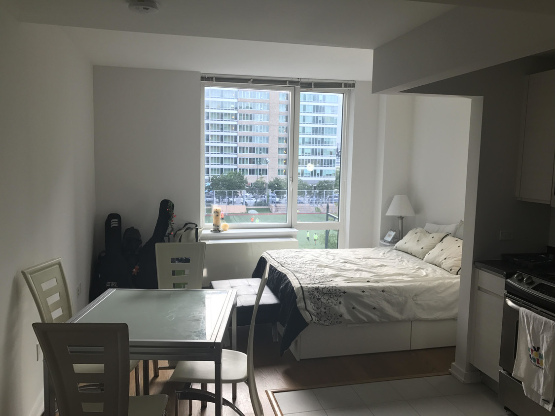 Foto principal - 5-11 47th Ave