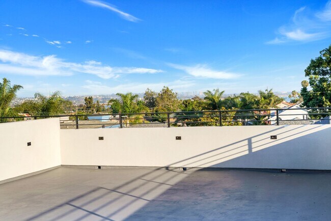 Foto del edificio - COASTAL LIVING AWAITS IN PACIFIC BEACH! 3 Bed | 2 Bath | $5,995 / mo