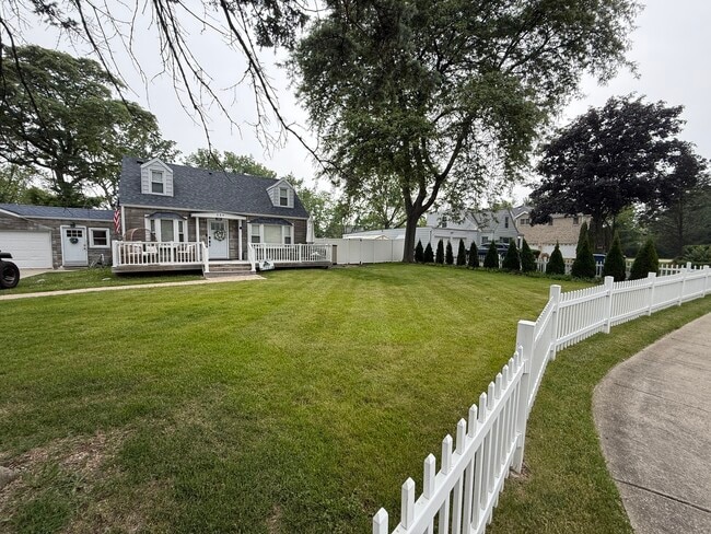 Building Photo - 684 Pfingsten Rd