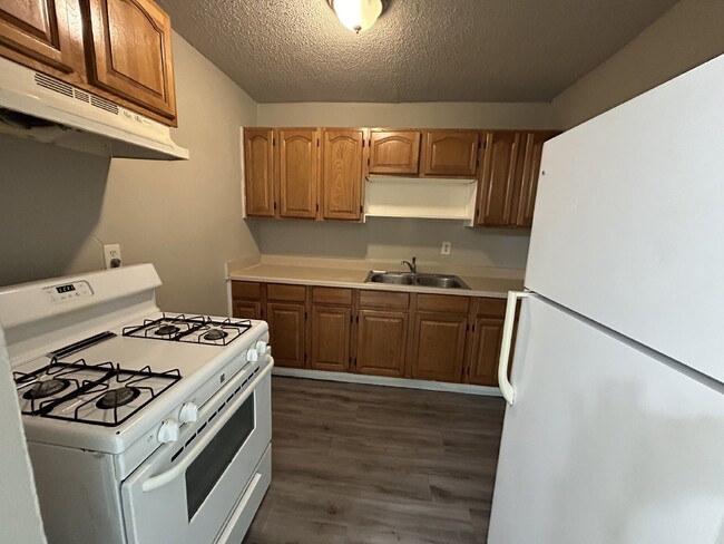 Building Photo - Fourplex one bedroom unit is ready to move...