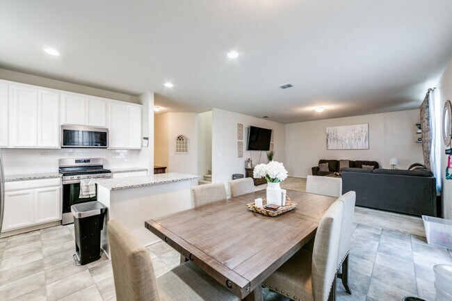 Building Photo - Stunning home in Davis Ranch neighborhood