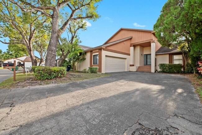 Foto del edificio - Stunning 4 Bed + Den | 3 Bath Waterfront Home – Miami, FL 33175