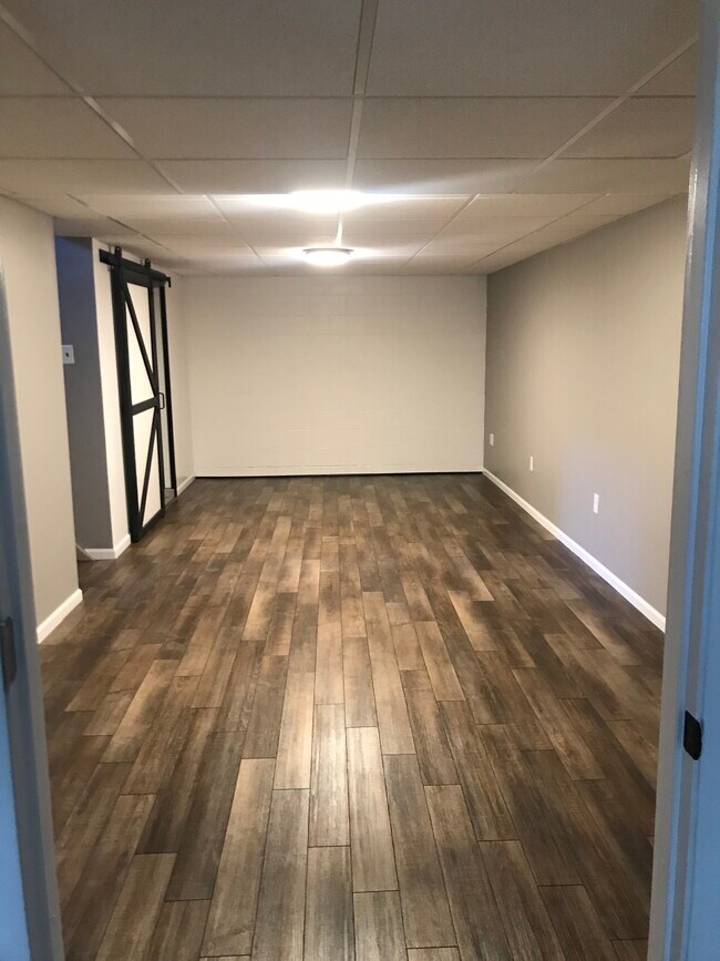 Sala de estar familiar en el sótano - 2414 W 5th St